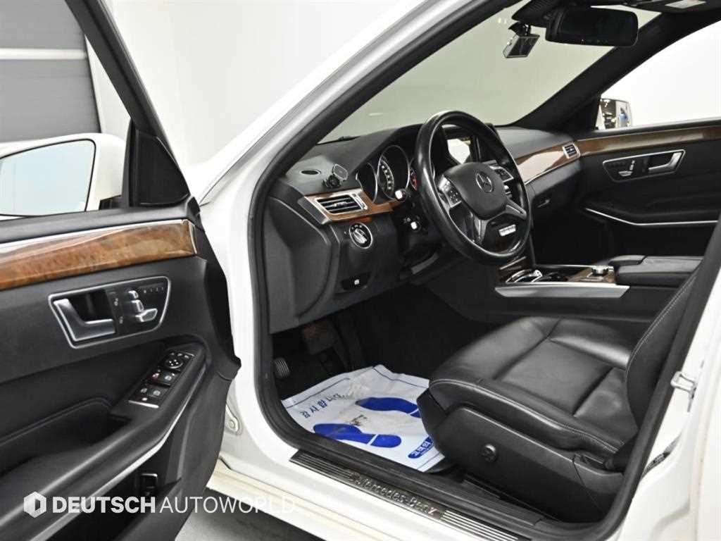 Mercedes-Benz E-Class — photo 11