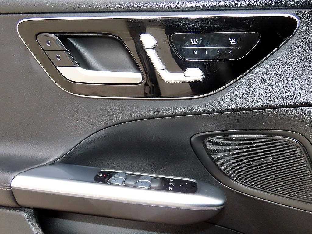 Mercedes-Benz C-Class — photo 11