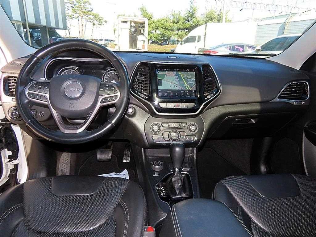 Jeep Cherokee — photo 07