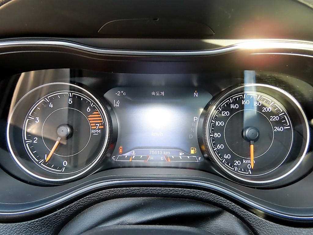 Jeep Cherokee — photo 09