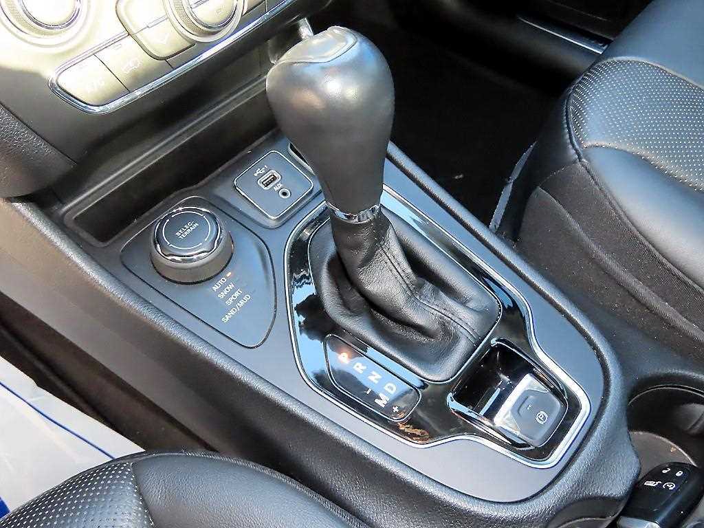 Jeep Cherokee — photo 10