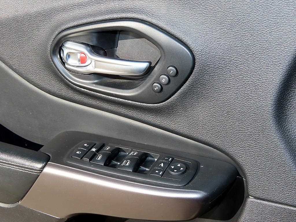 Jeep Cherokee — photo 11
