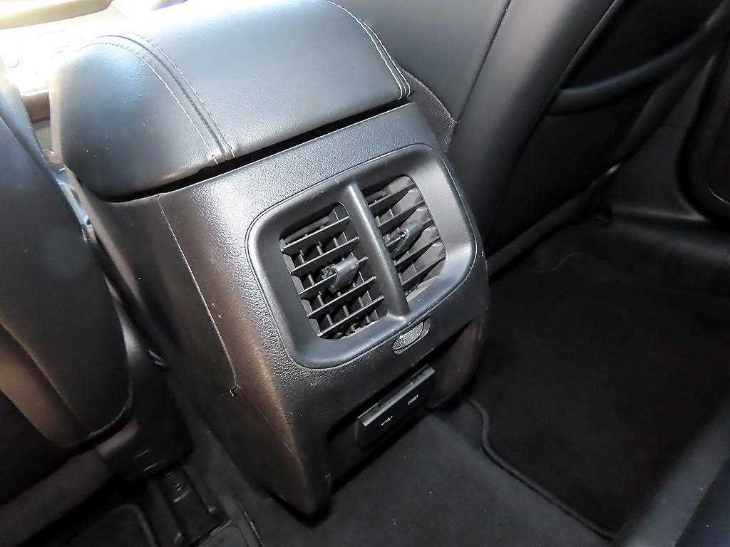 Jeep Cherokee — photo 16