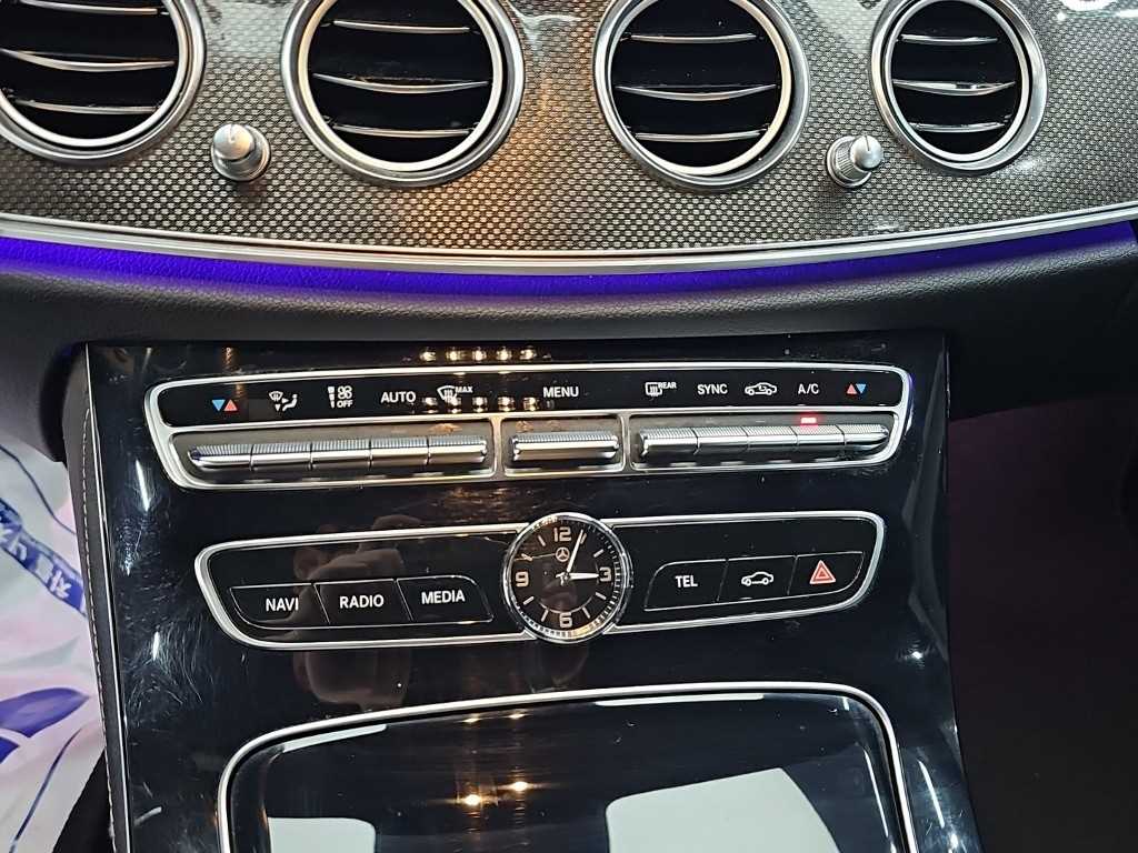 Mercedes-Benz E-Class — photo 10