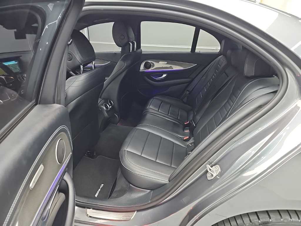 Mercedes-Benz E-Class — photo 12