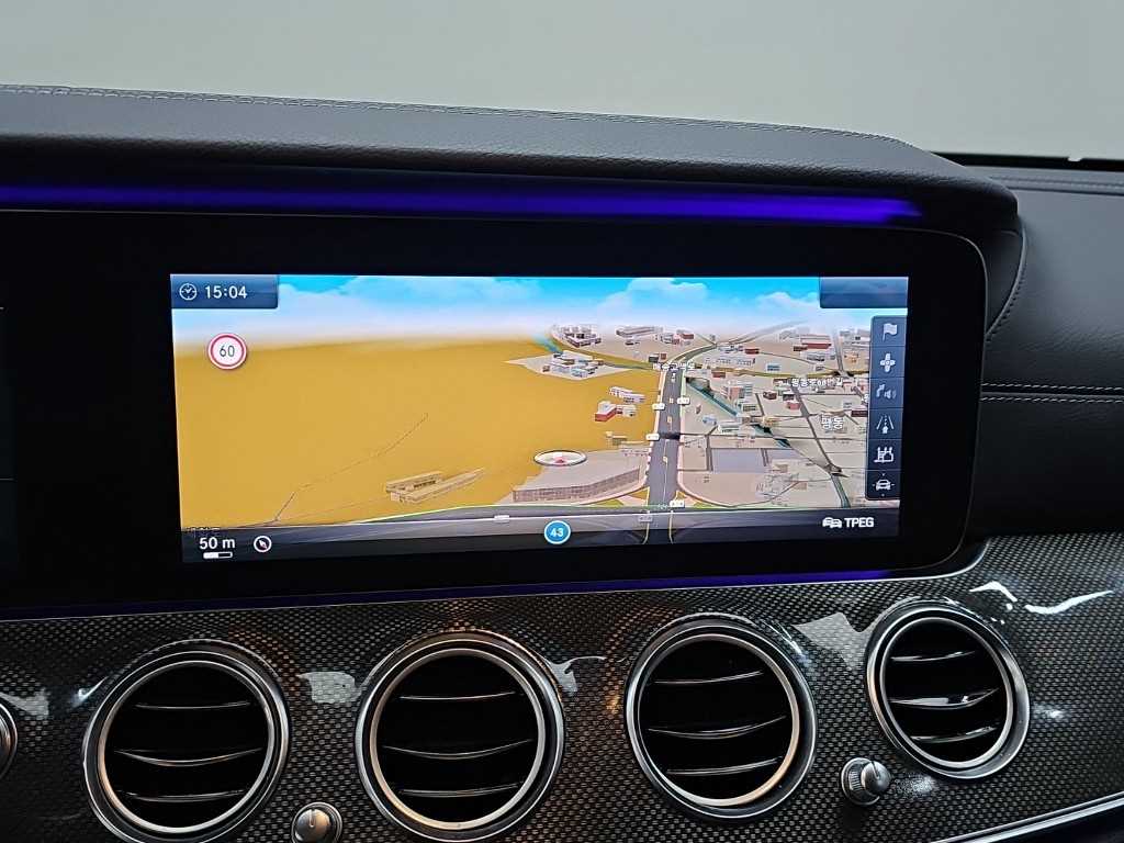 Mercedes-Benz E-Class — photo 15