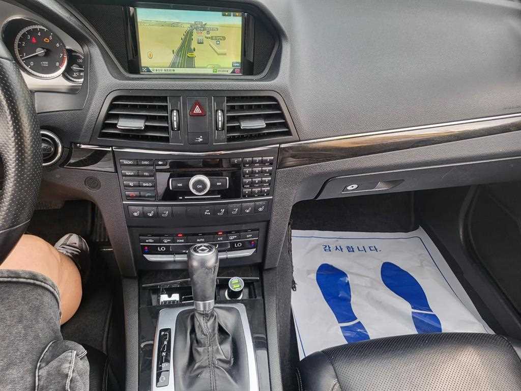 Mercedes-Benz E-Class — photo 08