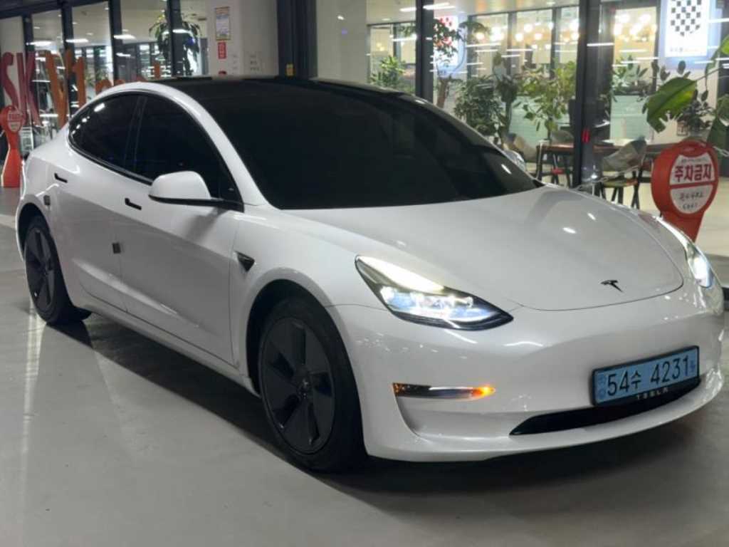Tesla Model 3 — photo 01