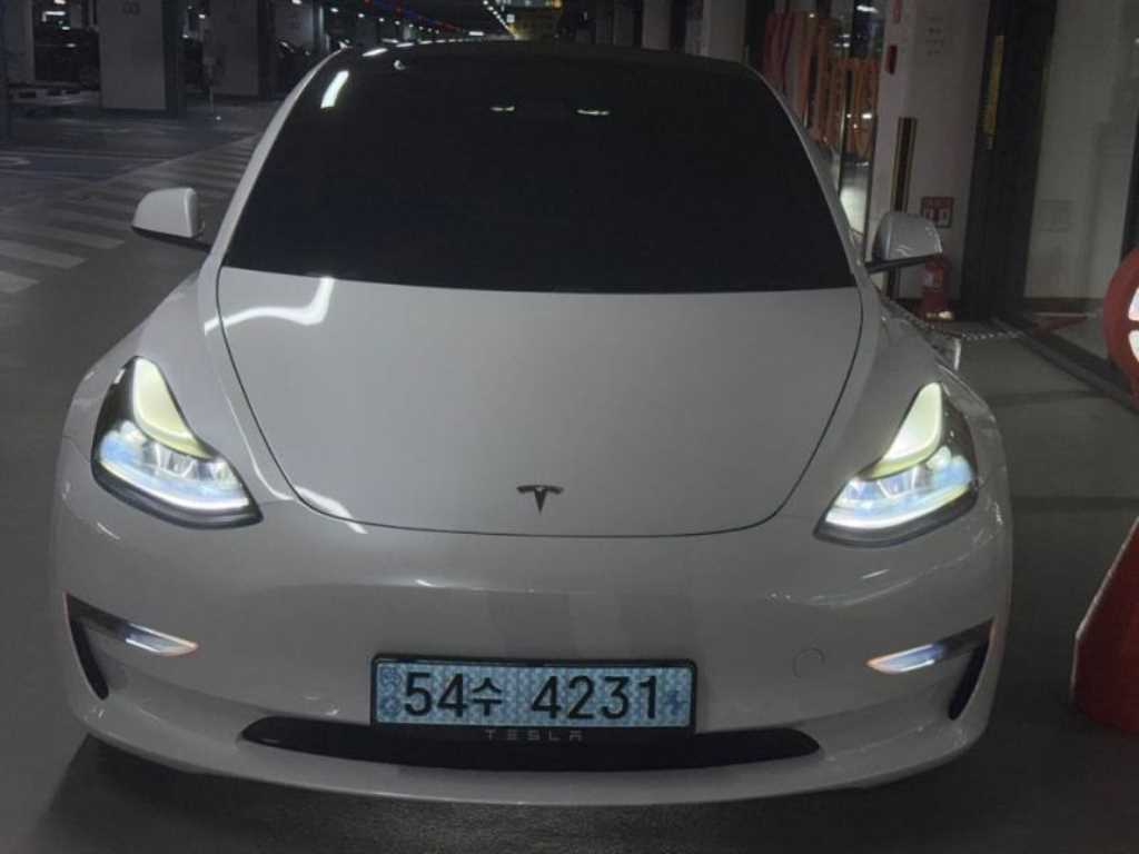 Tesla Model 3 — photo 02