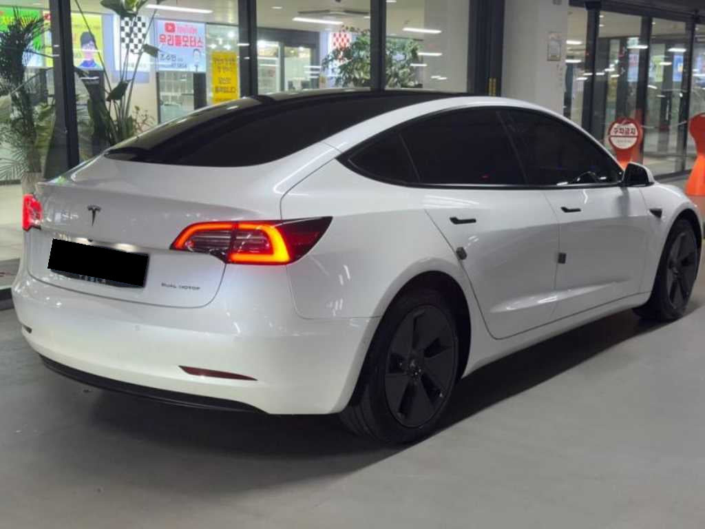 Tesla Model 3 — photo 04