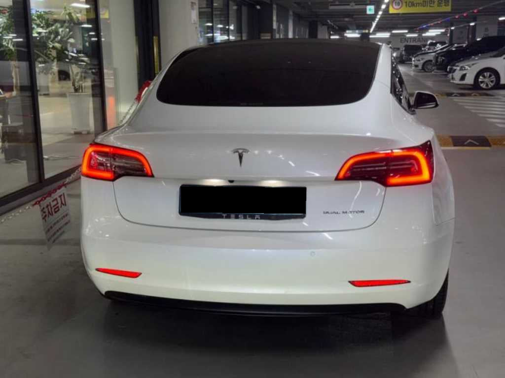 Tesla Model 3 — photo 05