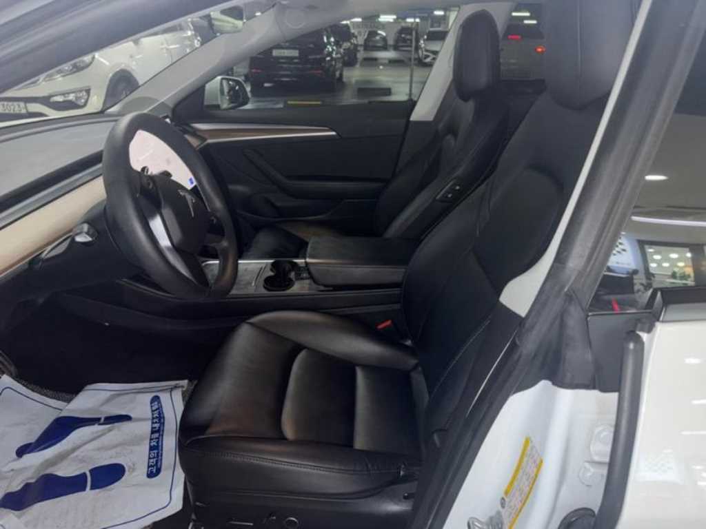Tesla Model 3 — photo 06
