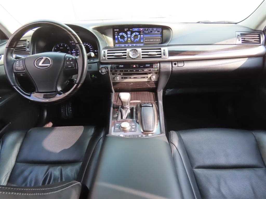 Lexus LS — photo 09
