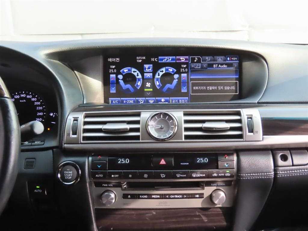 Lexus LS — photo 11