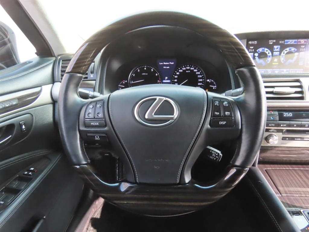 Lexus LS — photo 12