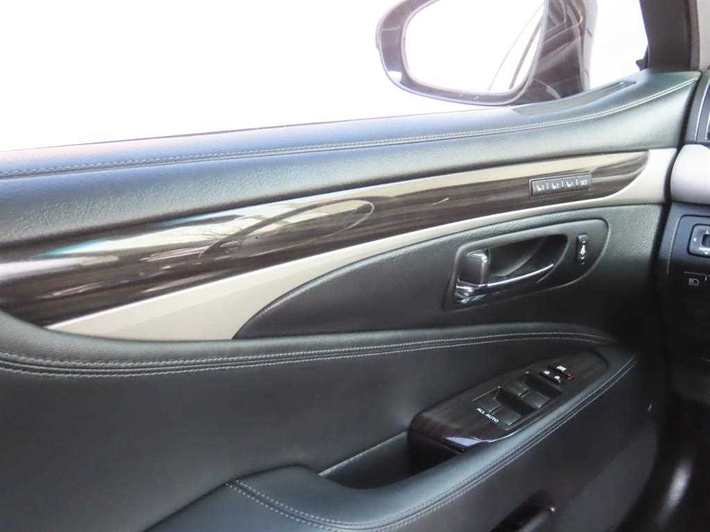 Lexus LS — photo 14