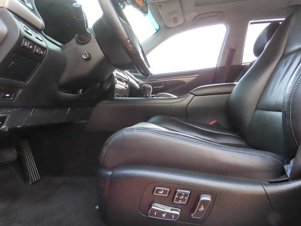 Lexus LS — photo 15