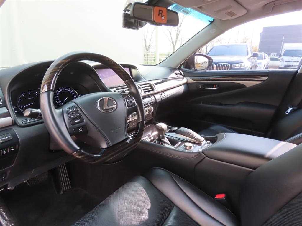 Lexus LS — photo 17