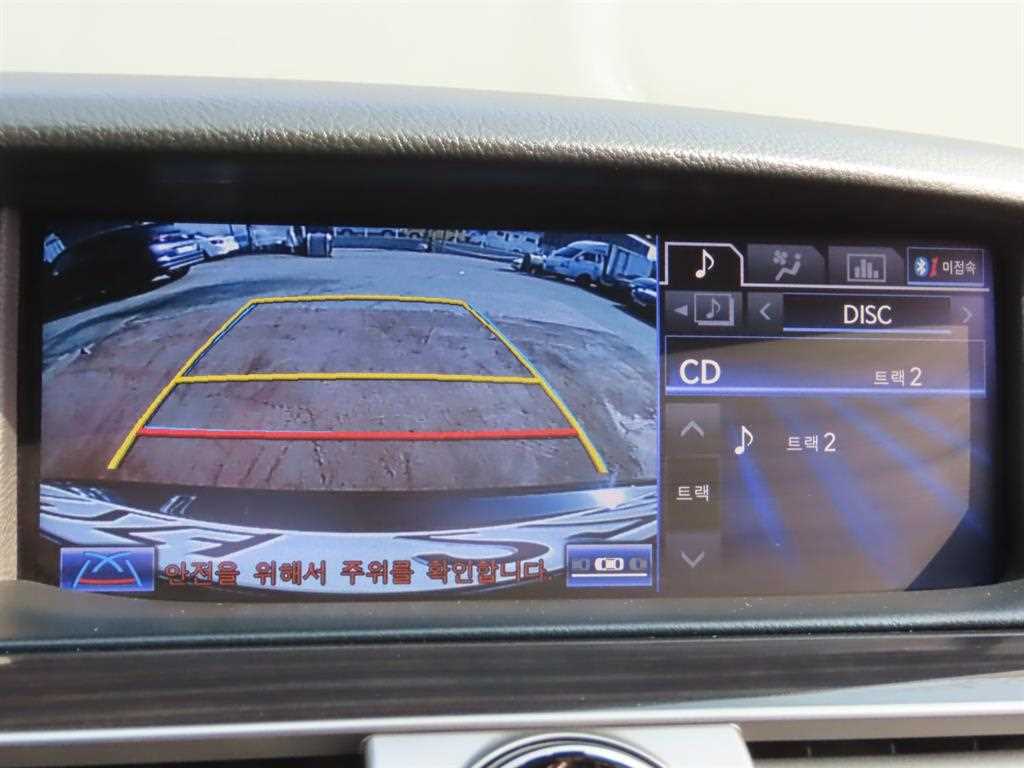 Lexus LS — photo 18