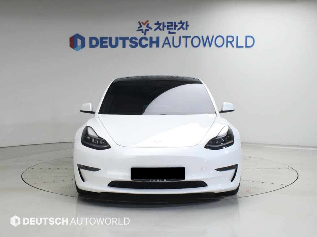 Tesla Model 3 — photo 03