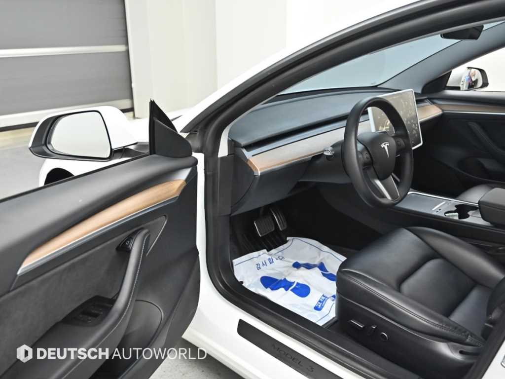 Tesla Model 3 — photo 11