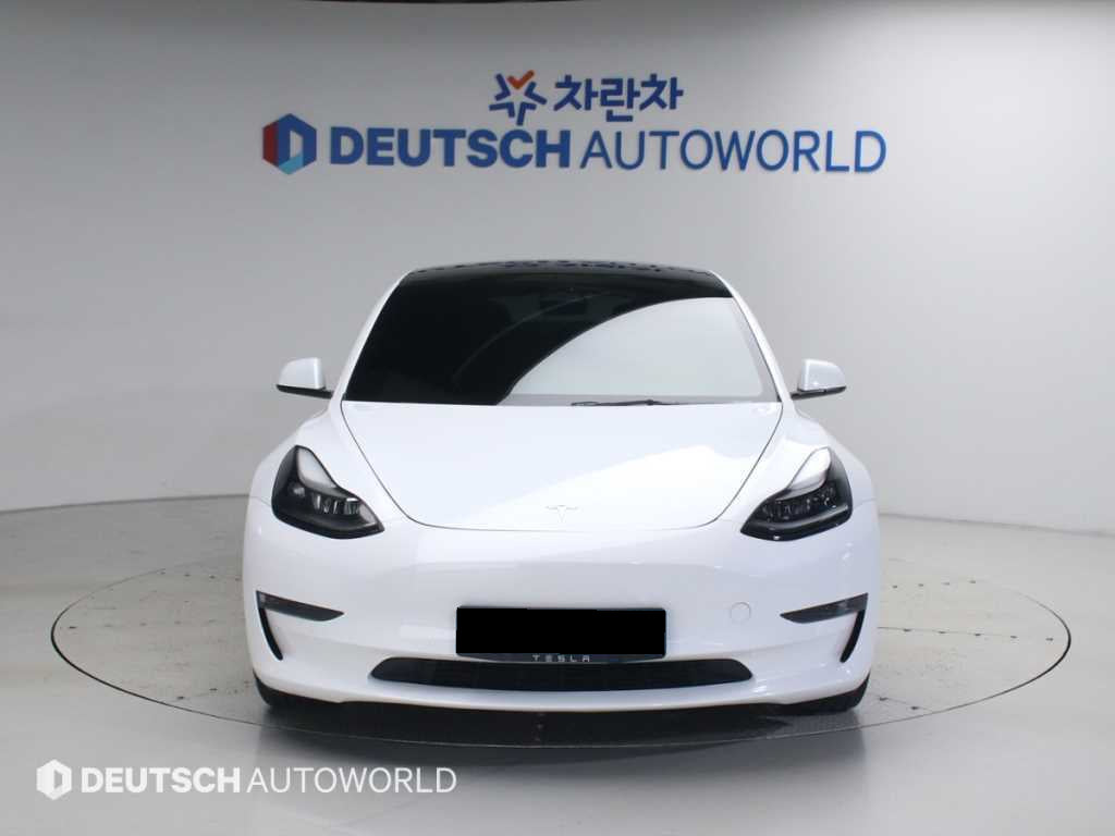 Tesla Model 3 — photo 03