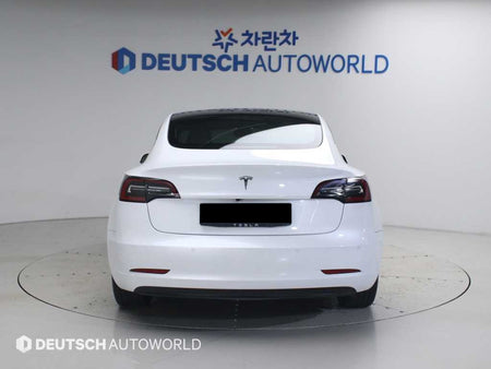 Tesla Model 3 — photo 04