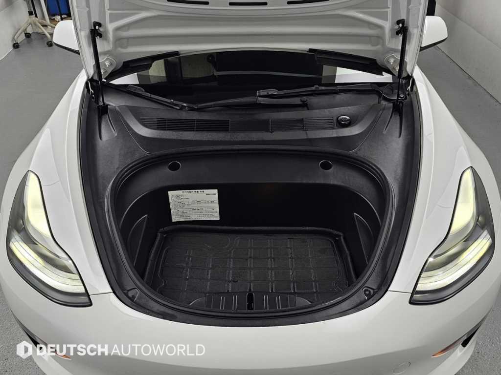 Tesla Model 3 — photo 06