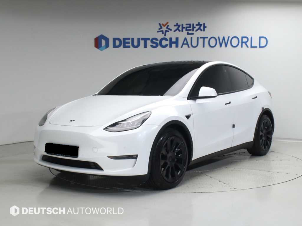 Tesla Model Y — photo 01