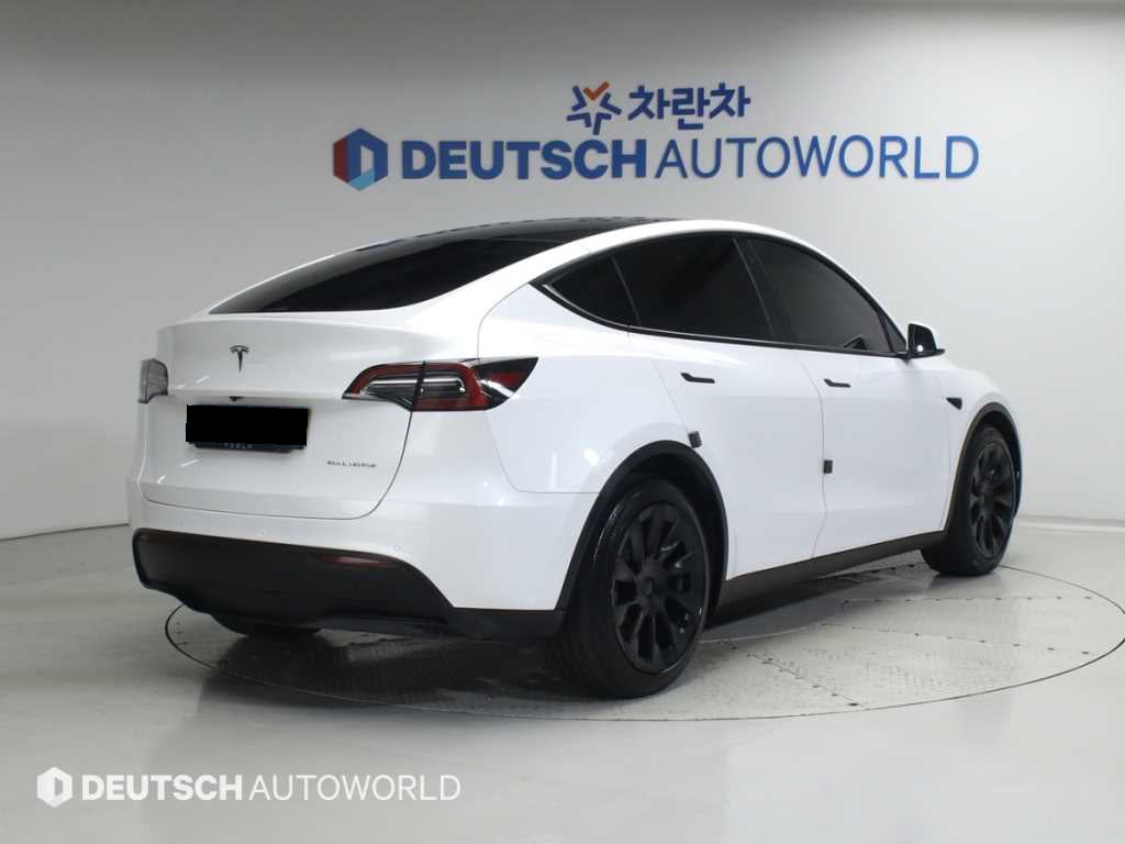 Tesla Model Y — photo 02