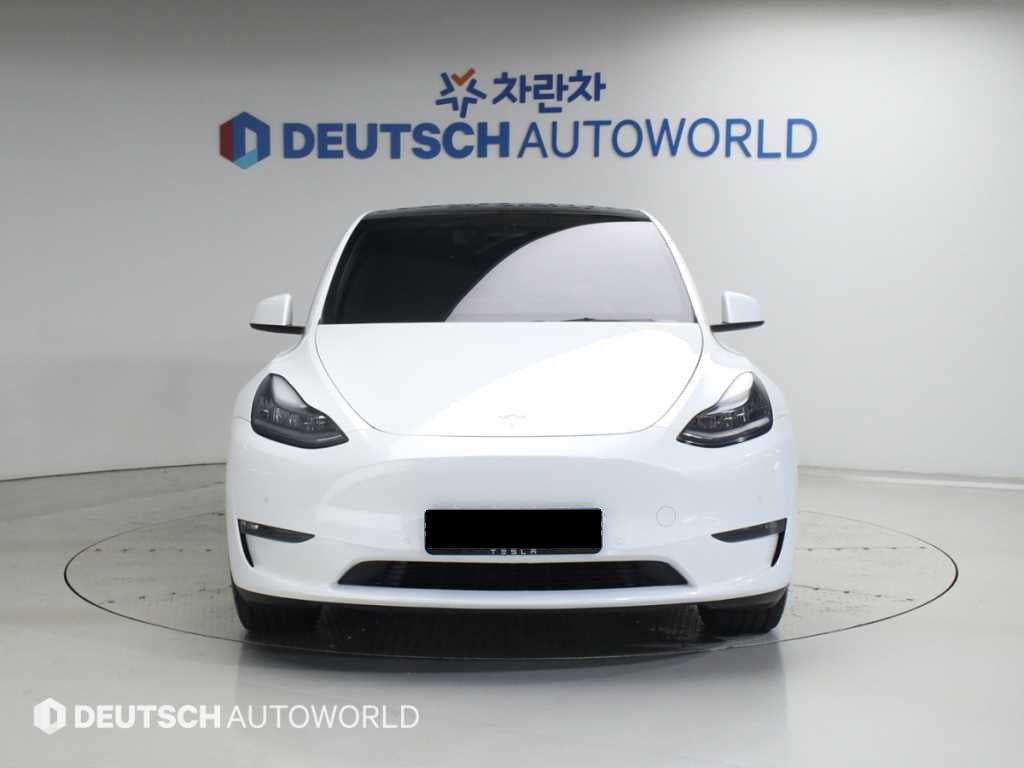 Tesla Model Y — photo 03