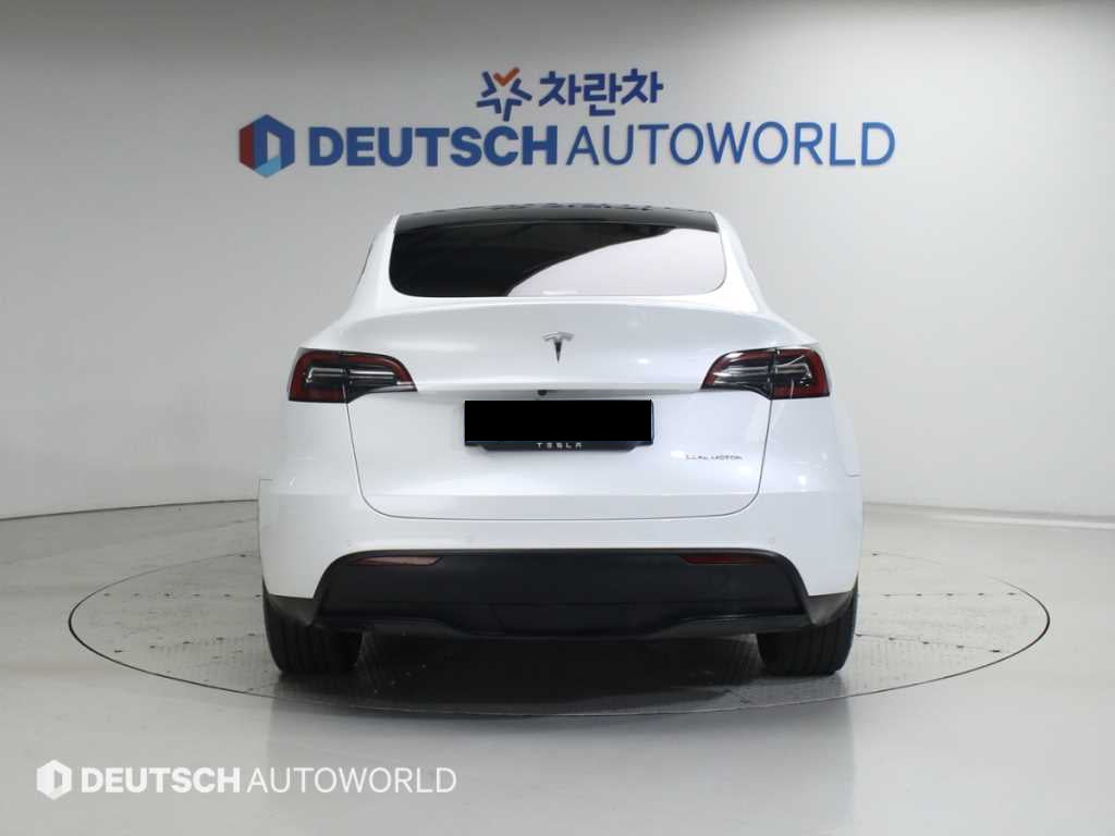 Tesla Model Y — photo 04