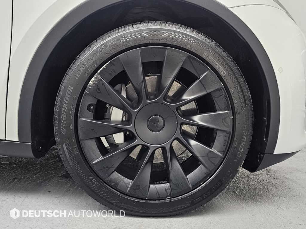 Tesla Model Y — photo 05