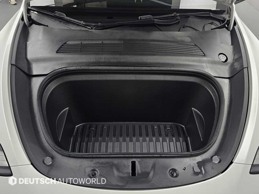 Tesla Model Y — photo 06