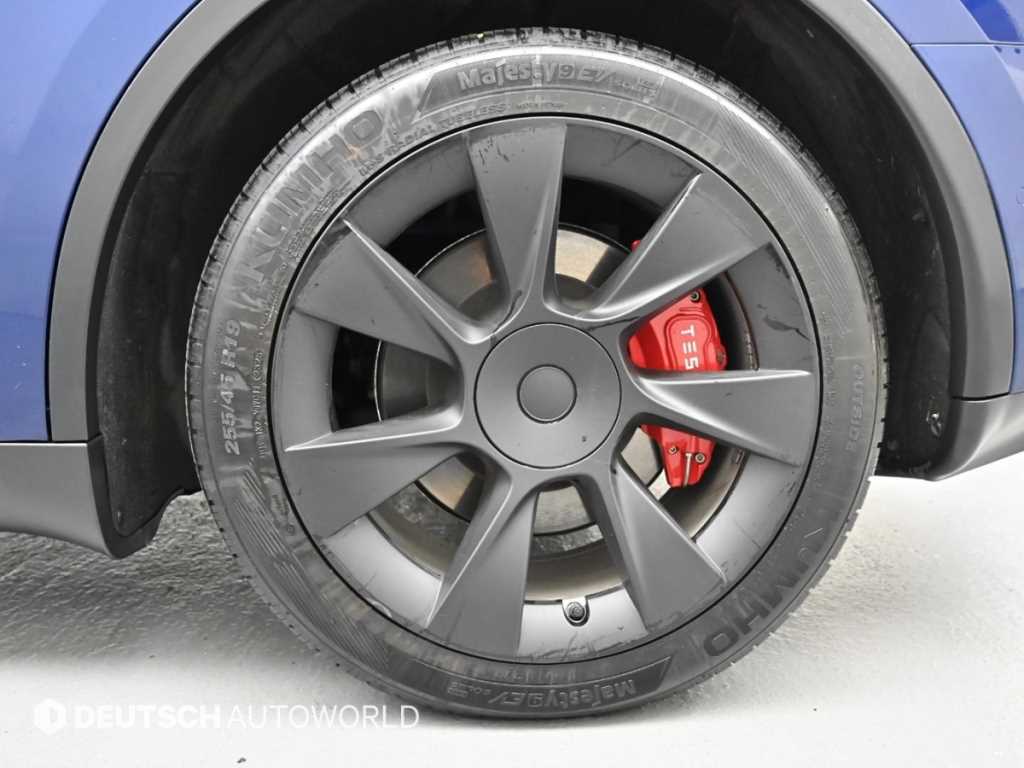 Tesla Model Y — photo 05