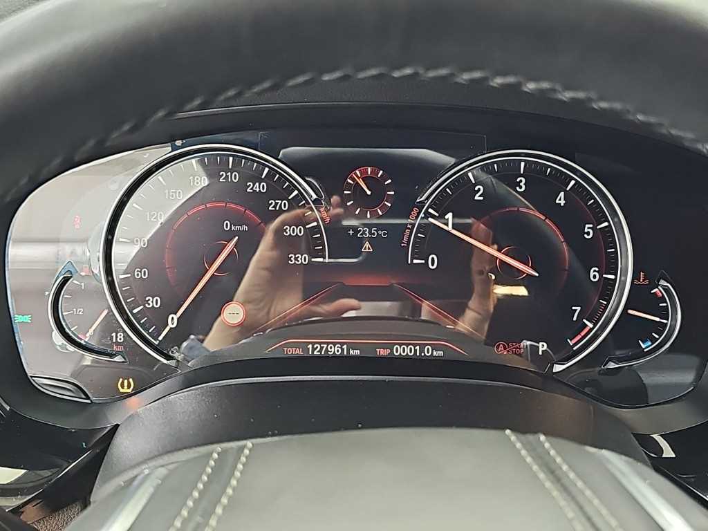 BMW 5-Series — photo 06