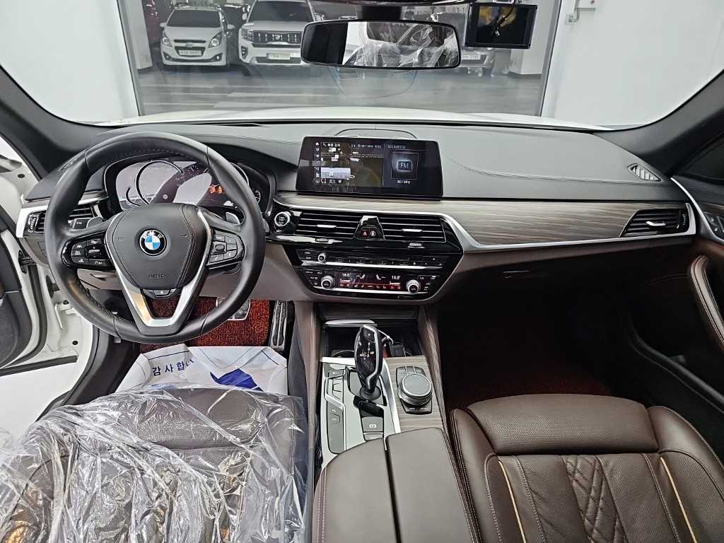 BMW 5-Series — photo 07