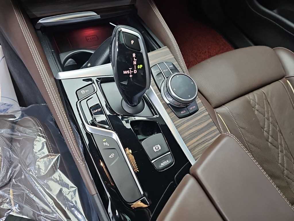 BMW 5-Series — photo 08