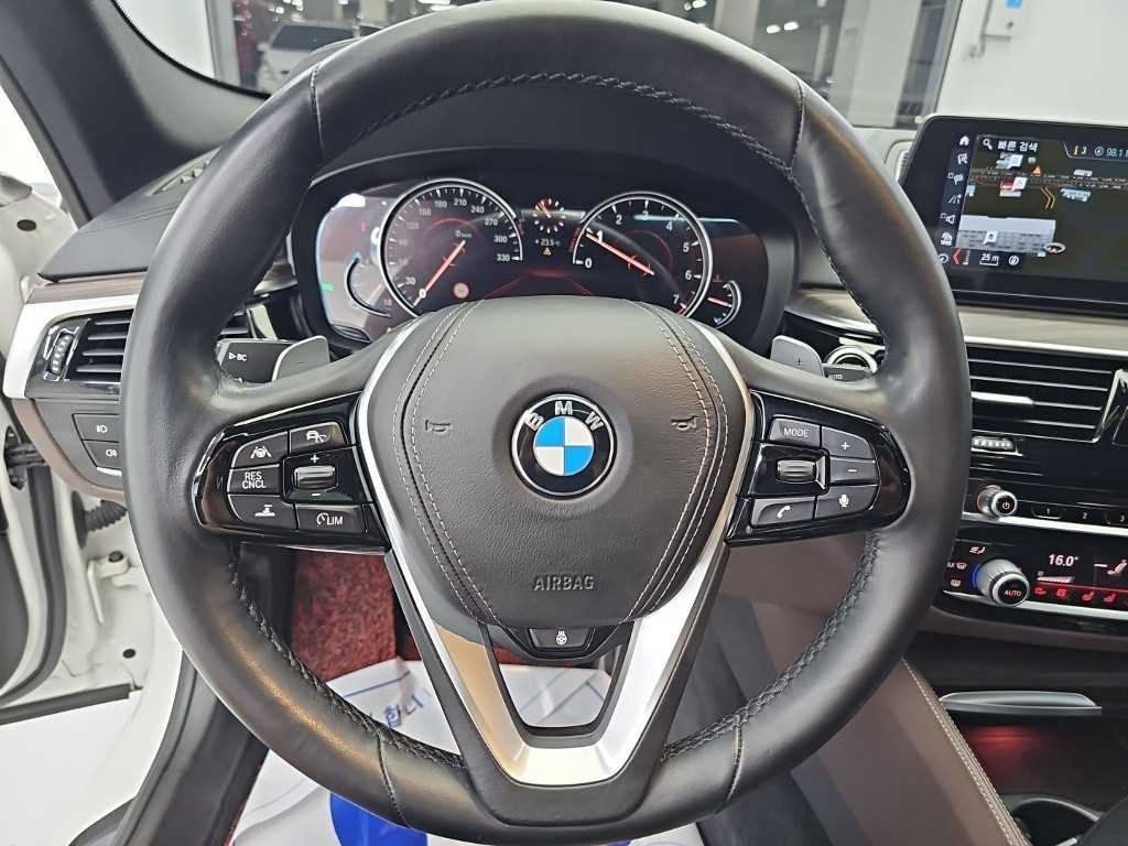BMW 5-Series — photo 09
