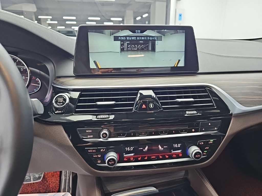 BMW 5-Series — photo 10