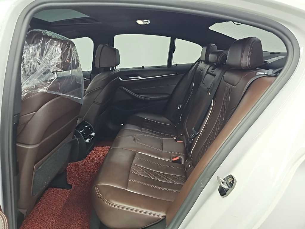 BMW 5-Series — photo 12