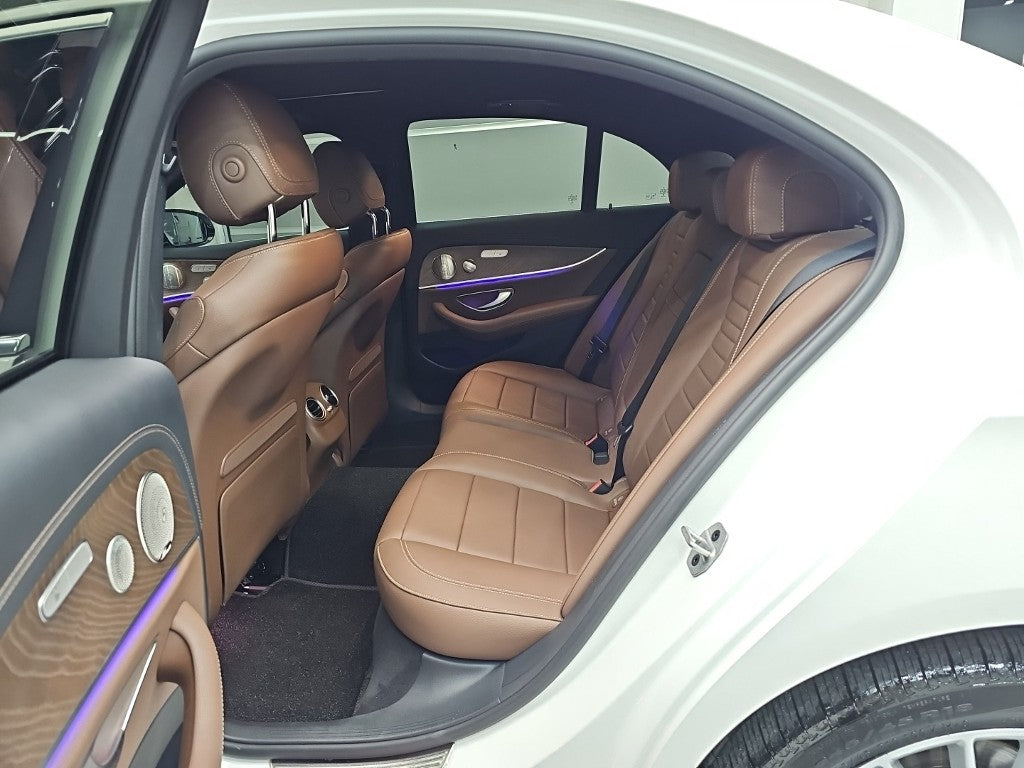 Mercedes-Benz E-Class — photo 12
