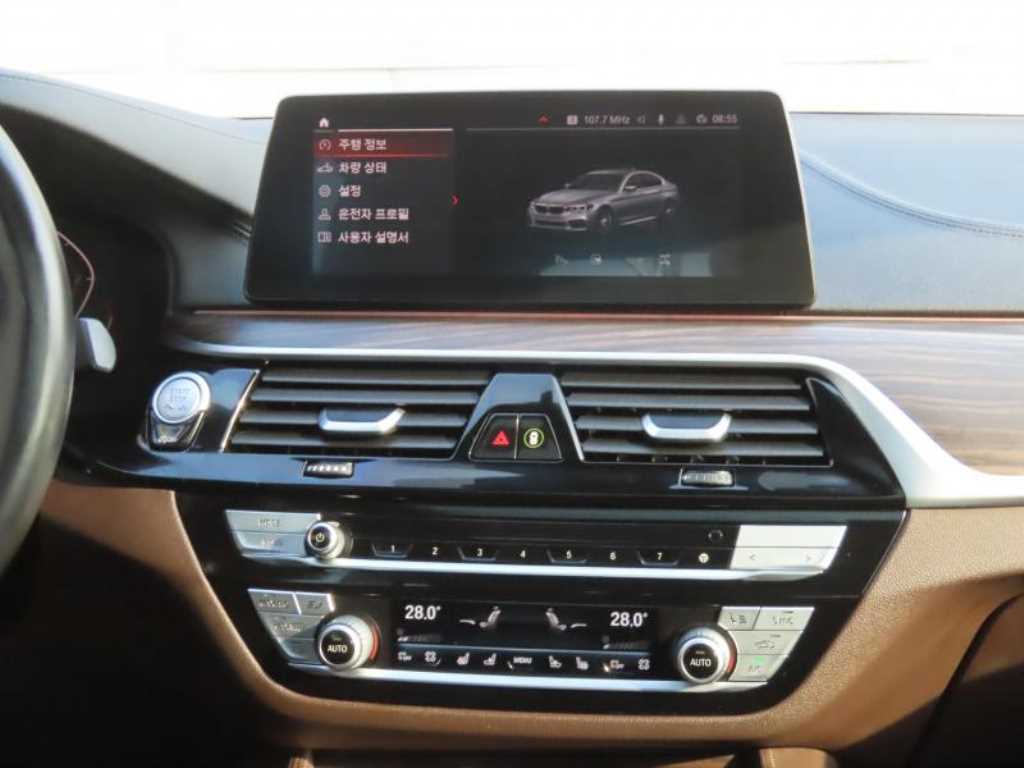 BMW 5-Series — photo 09