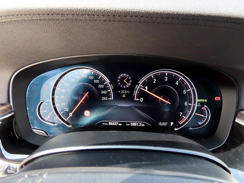 BMW 5-Series — photo 09