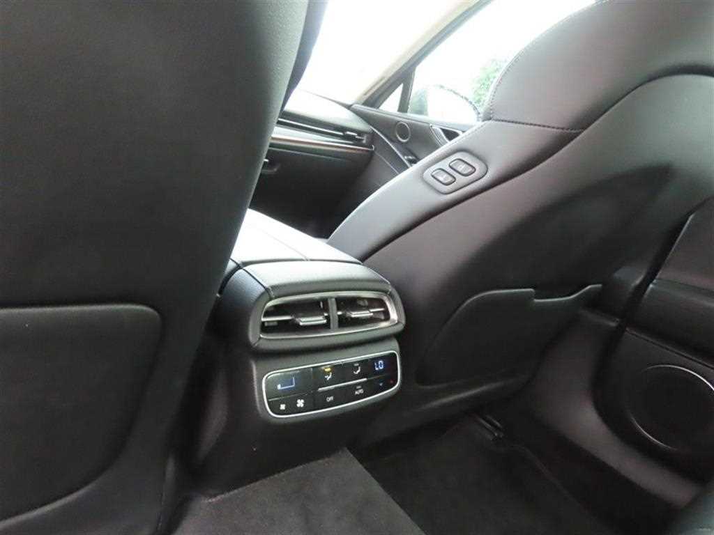 Genesis G80 — photo 08