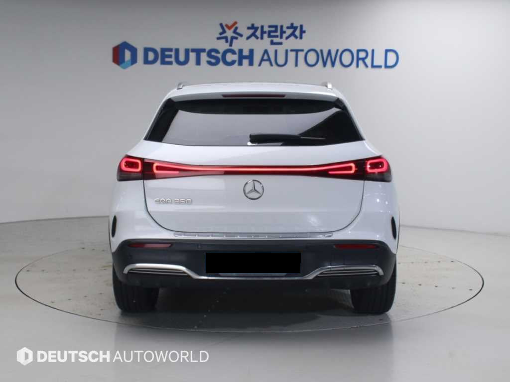 Mercedes-Benz EQA — photo 04