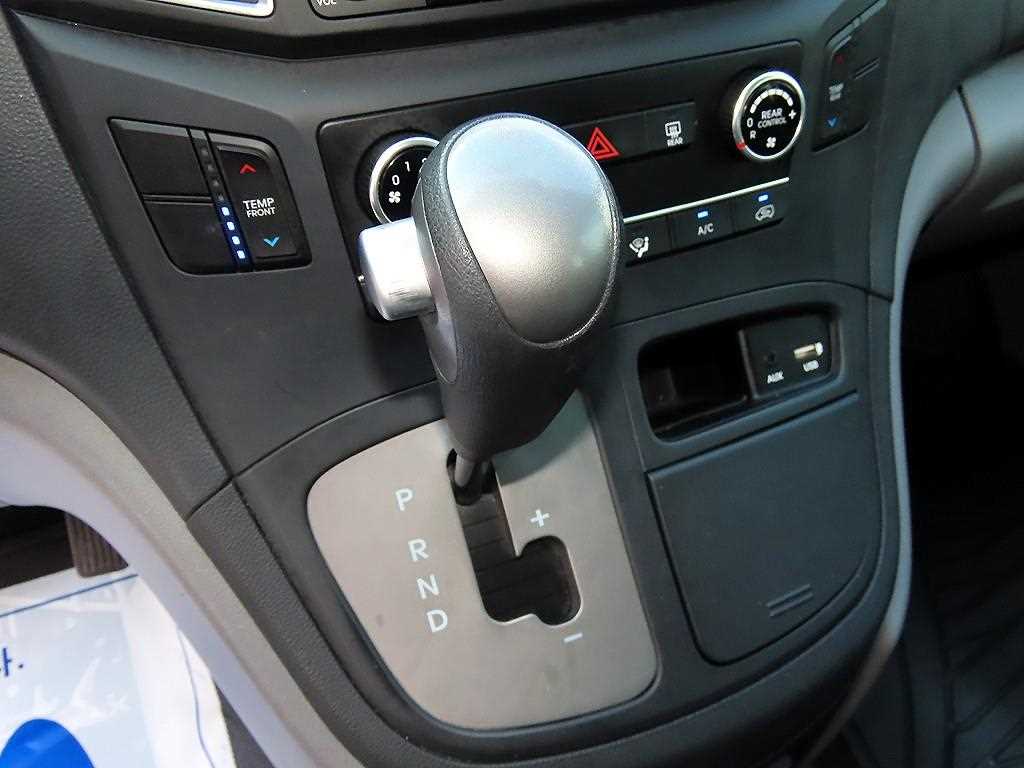 Hyundai Starex — photo 11