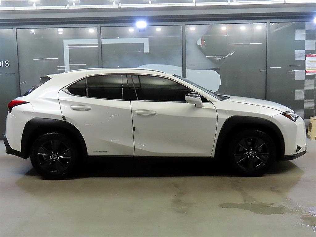 Lexus UX — photo 03