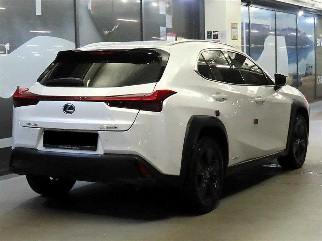 Lexus UX — photo 04