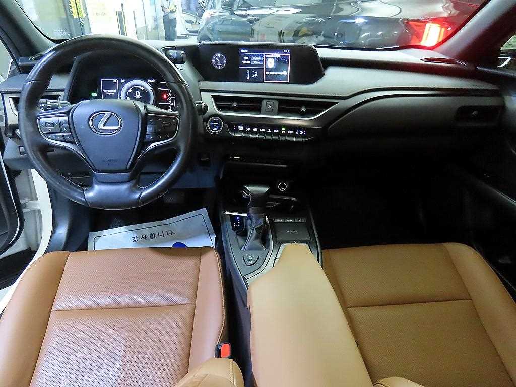 Lexus UX — photo 10